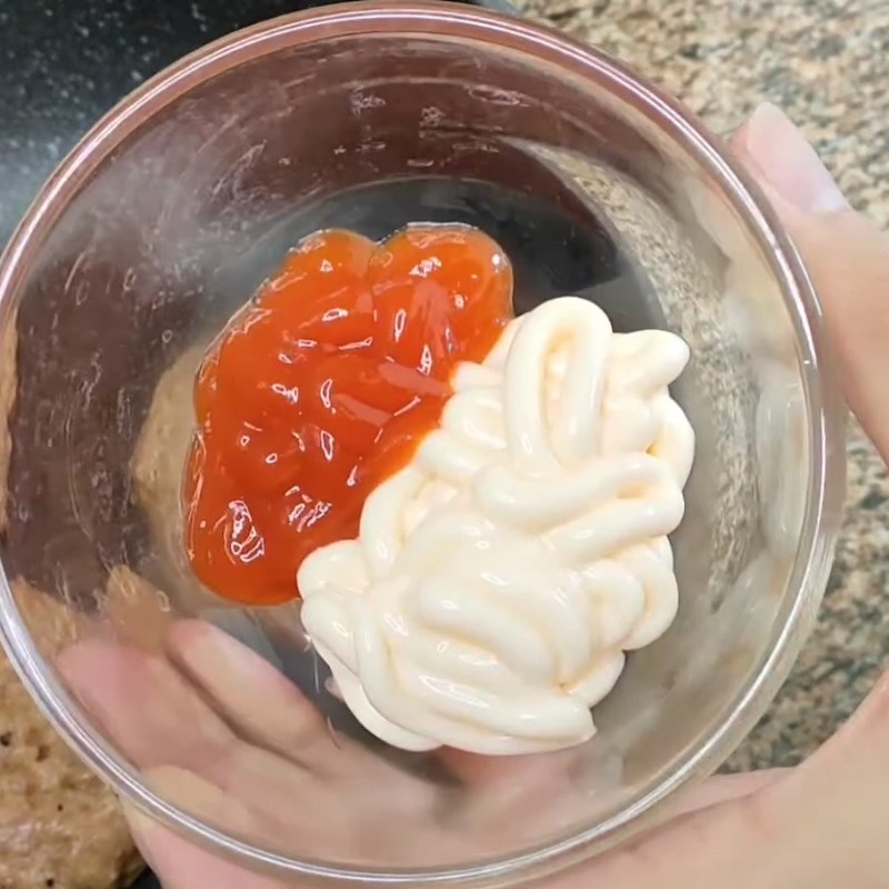Bước 3 Chuẩn bị sốt mayonnaise và áp chảo vỏ bánh mì Bánh mì hamburger