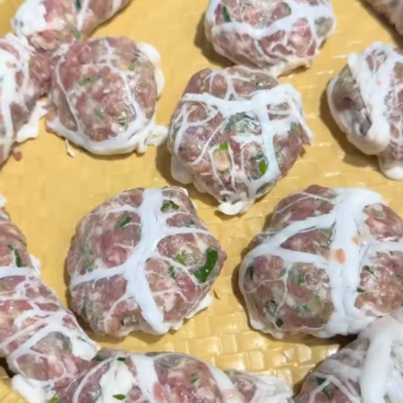 Bước 3 Cuốn bò lá lốt mỡ chài khéo léo Bò lá lốt mỡ chài