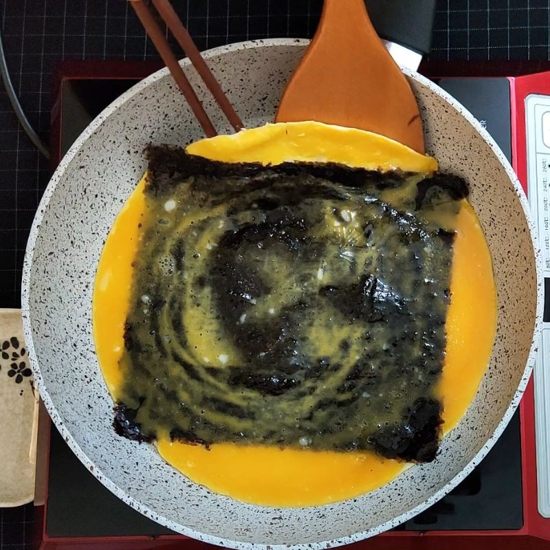 Bước 4 Cuộn trứng rong biển Trứng cuộn rong biển