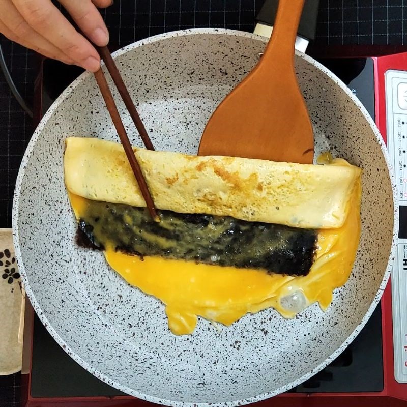 Bước 4 Cuộn trứng rong biển Trứng cuộn rong biển