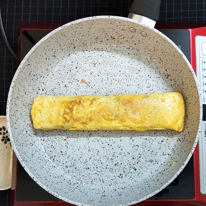 Bước 4 Cuộn trứng rong biển Trứng cuộn rong biển