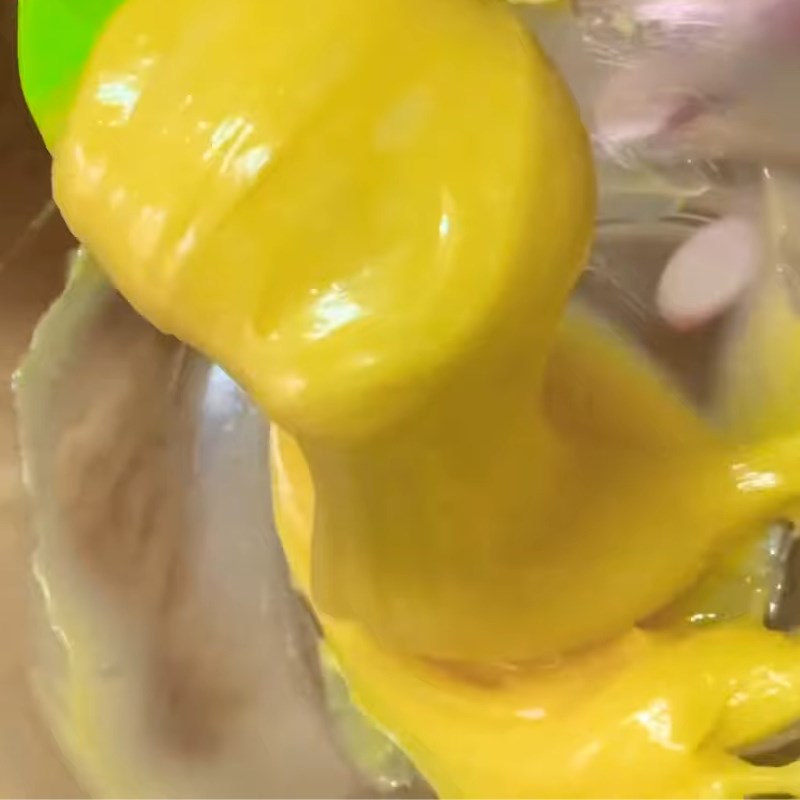 Bước 3 Đánh bơ với dầu ăn Sốt bơ bánh tráng