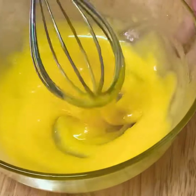 Bước 3 Đánh bơ với dầu ăn Sốt bơ bánh tráng