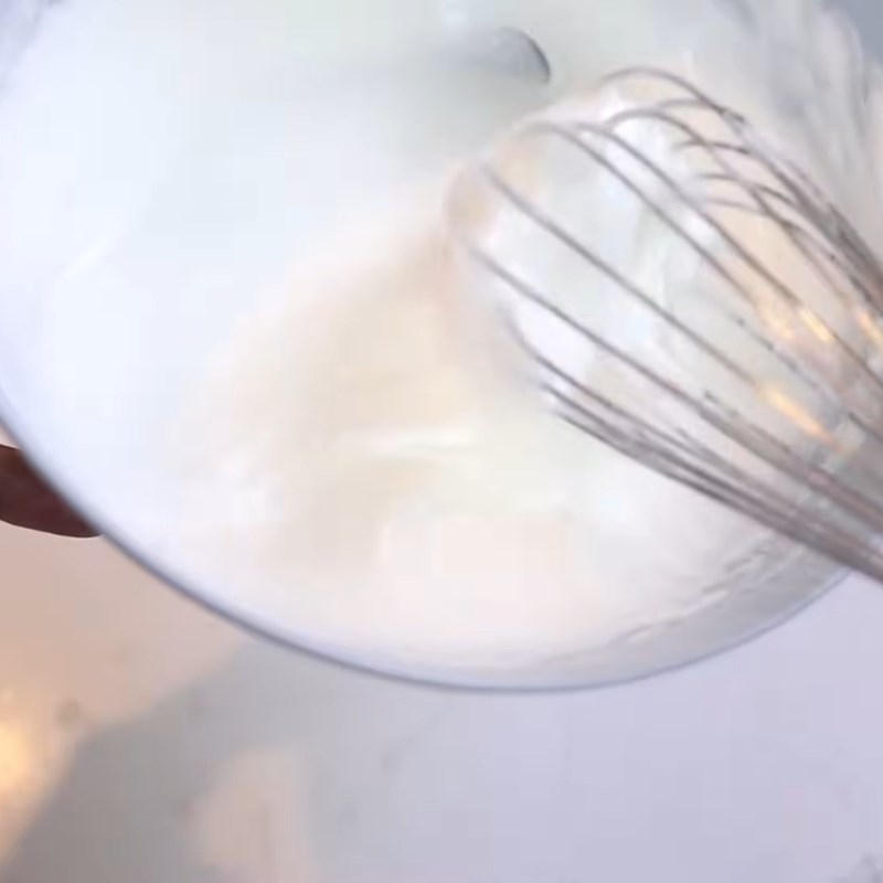 Bước 2 Đánh bông lòng trắng trứng Bánh gato bằng nồi chiên không dầu