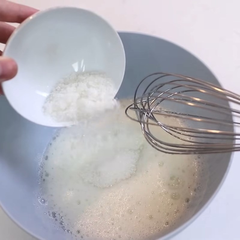 Bước 2 Đánh bông lòng trắng trứng Bánh gato bằng nồi chiên không dầu