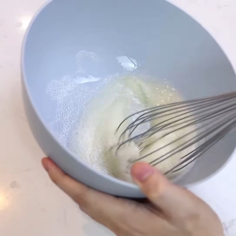 Bước 2 Đánh bông lòng trắng trứng Bánh gato bằng nồi chiên không dầu