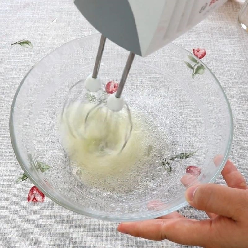 Bước 2 Đánh bông lòng trắng trứng để làm sữa chua khô sữa chua khô
