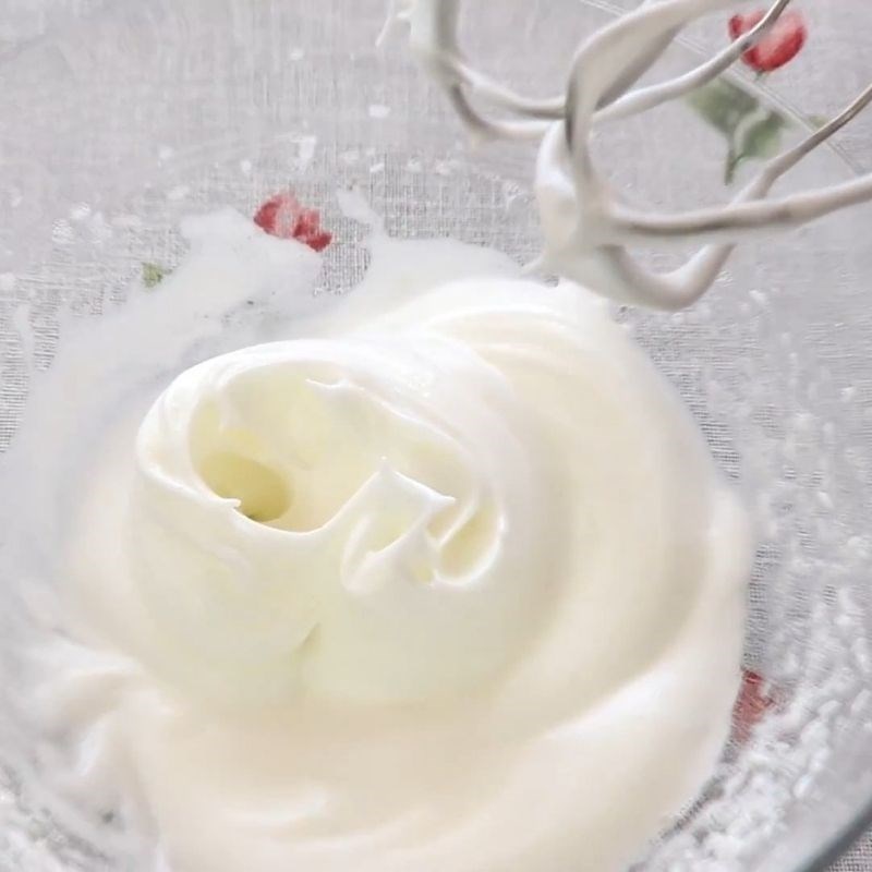 Bước 2 Đánh bông lòng trắng trứng để làm sữa chua khô sữa chua khô