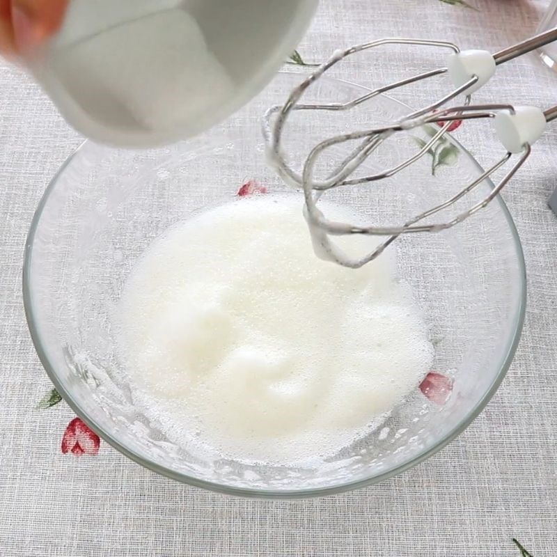 Bước 2 Đánh bông lòng trắng trứng để làm sữa chua khô sữa chua khô