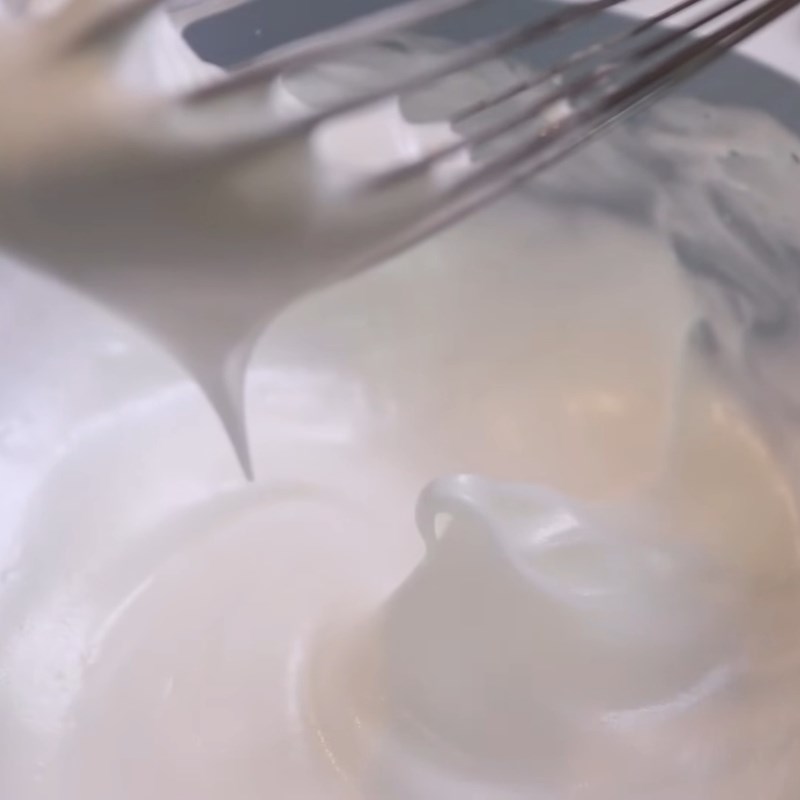 Bước 2 Đánh bông lòng trắng trứng Bánh gato bằng nồi chiên không dầu