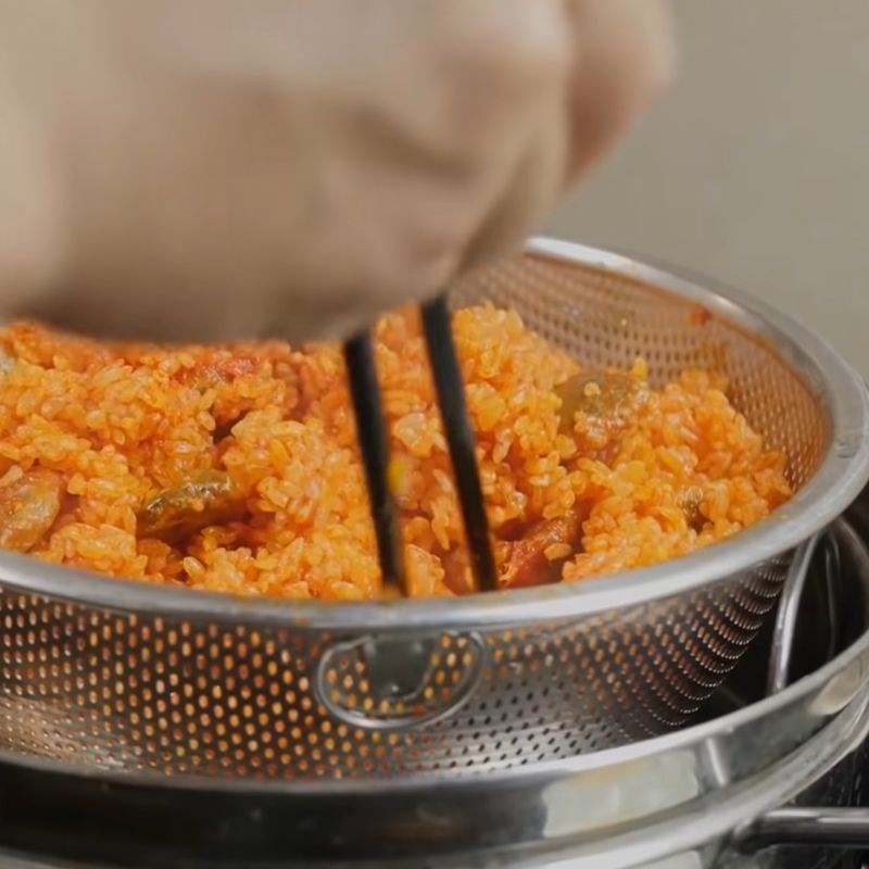 Bước 4 Đánh đều xôi và trộn gia vị xôi gấc miền Bắc