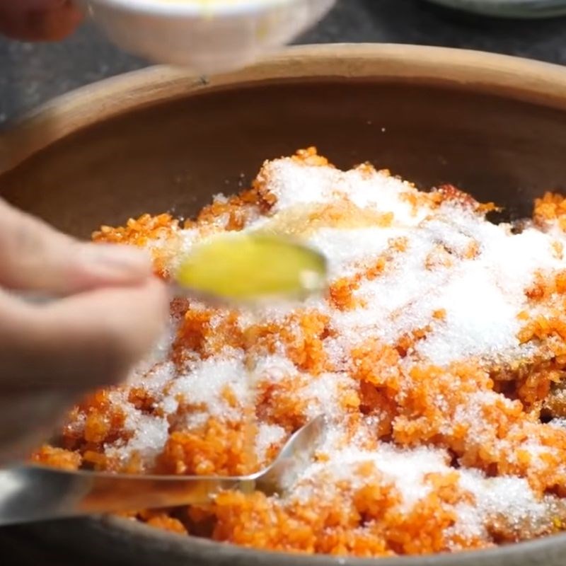 Bước 4 Đánh đều xôi và trộn gia vị xôi gấc miền Bắc