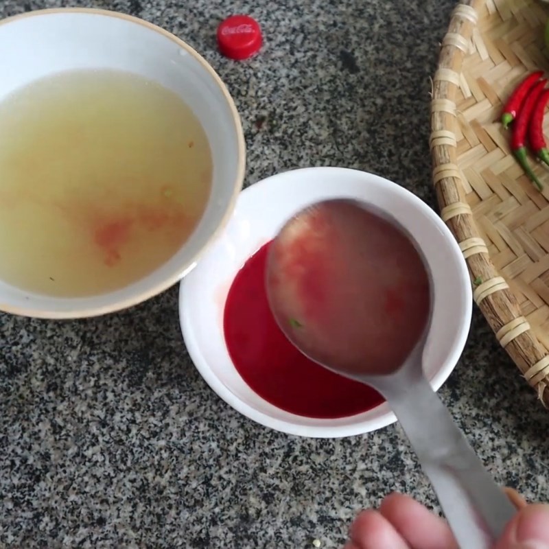 Bước 3 Đánh tiết canh vịt đông đặc Tiết canh vịt hãm bằng mì chính