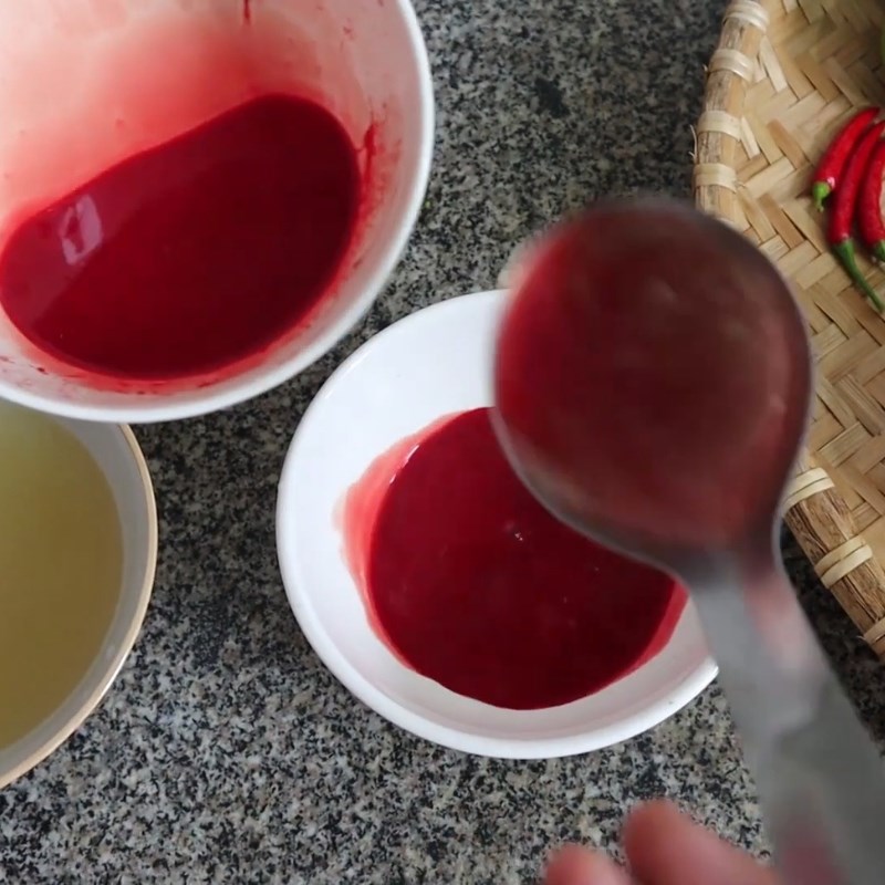 Bước 3 Đánh tiết canh vịt đông đặc Tiết canh vịt hãm bằng mì chính