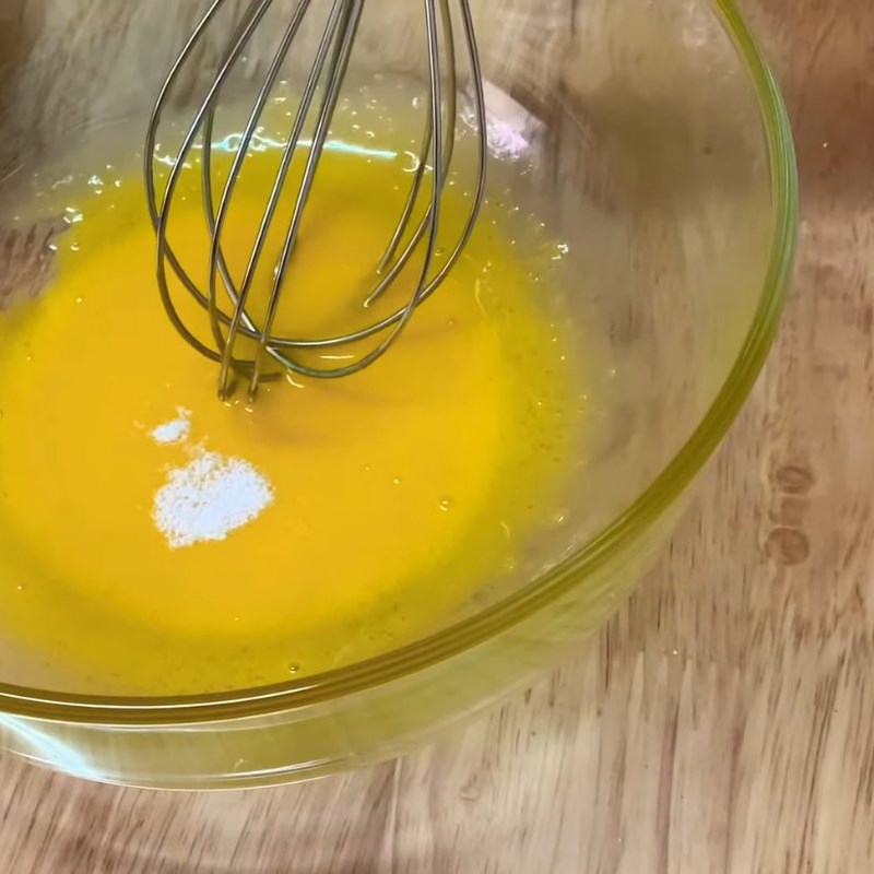 Bước 2 Đánh trứng và thêm gia vị Sốt bơ bánh tráng