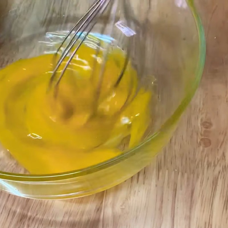 Bước 2 Đánh trứng và thêm gia vị Sốt bơ bánh tráng