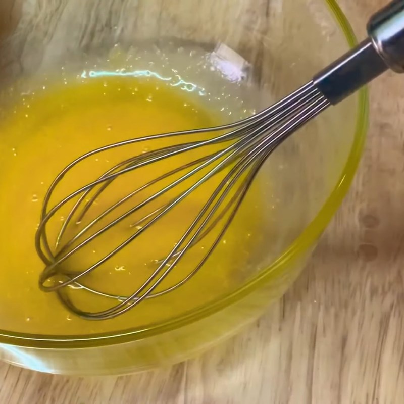 Bước 2 Đánh trứng và thêm gia vị Sốt bơ bánh tráng