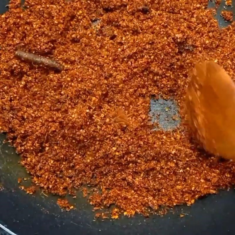 Bước 3 Đảo đều sa tế khô Sa tế ăn bún bò