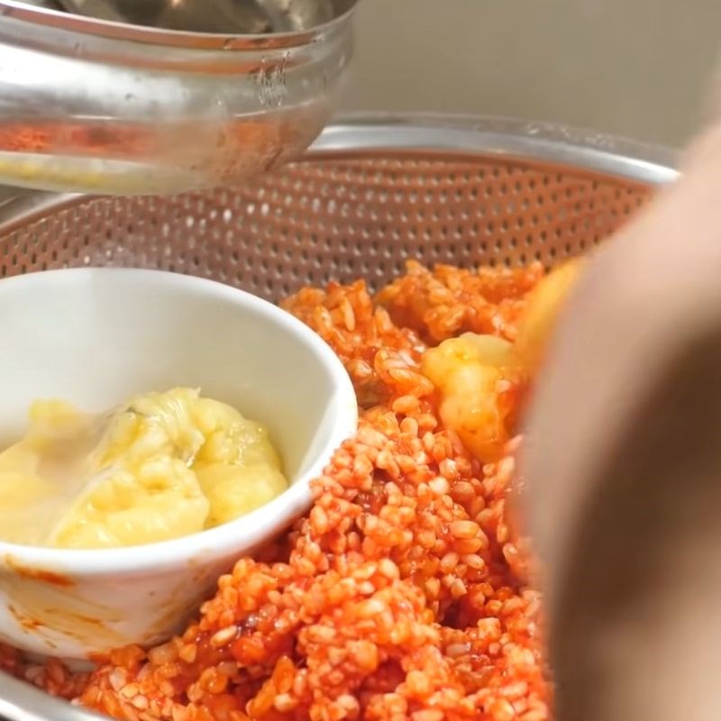 Bước 2 Đồ xôi lần 1 với mỡ gà xôi gấc miền Bắc