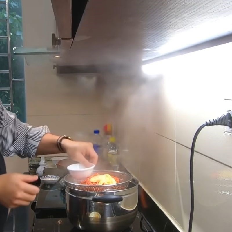 Bước 2 Đồ xôi lần 1 với mỡ gà xôi gấc miền Bắc