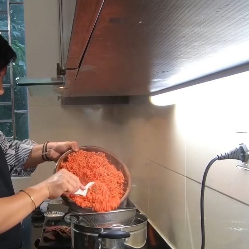 Bước 2 Đồ xôi lần 1 với mỡ gà xôi gấc miền Bắc