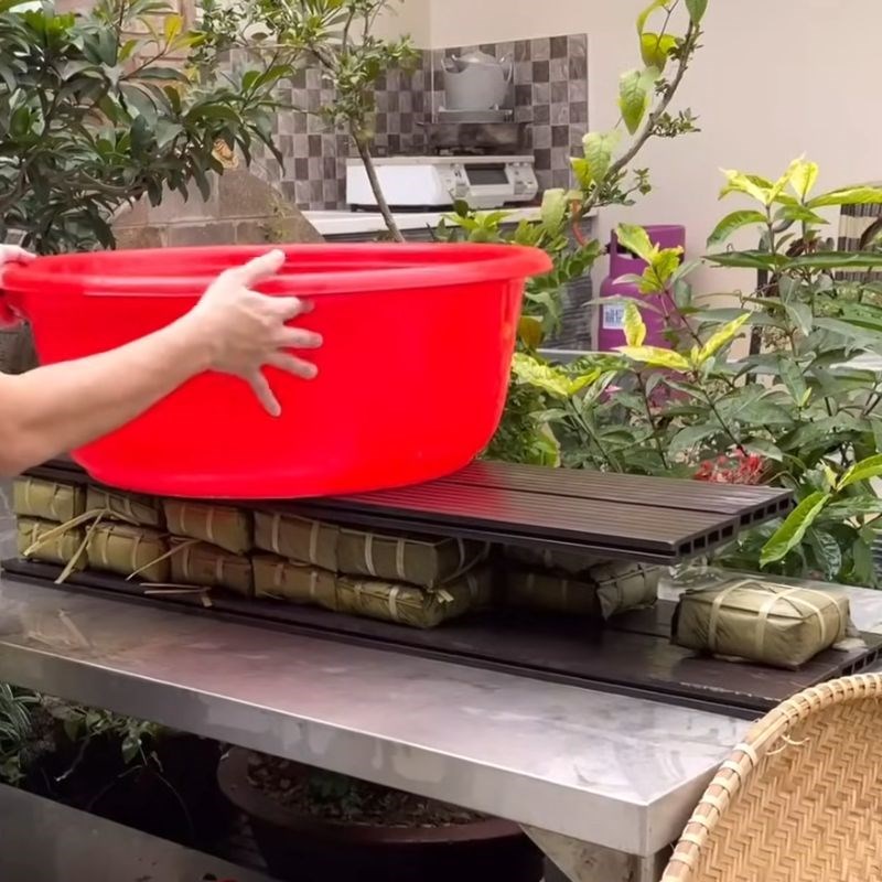 Bước 7 Ép bánh chưng sau khi luộc bánh chưng xanh bằng lá riềng