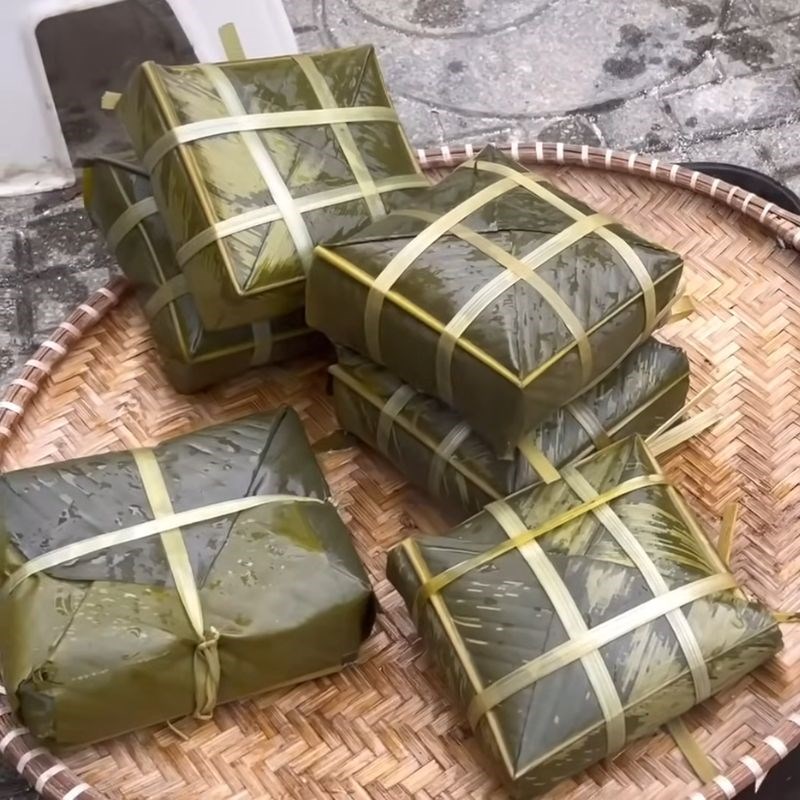 Bước 7 Ép bánh chưng sau khi luộc bánh chưng xanh bằng lá riềng