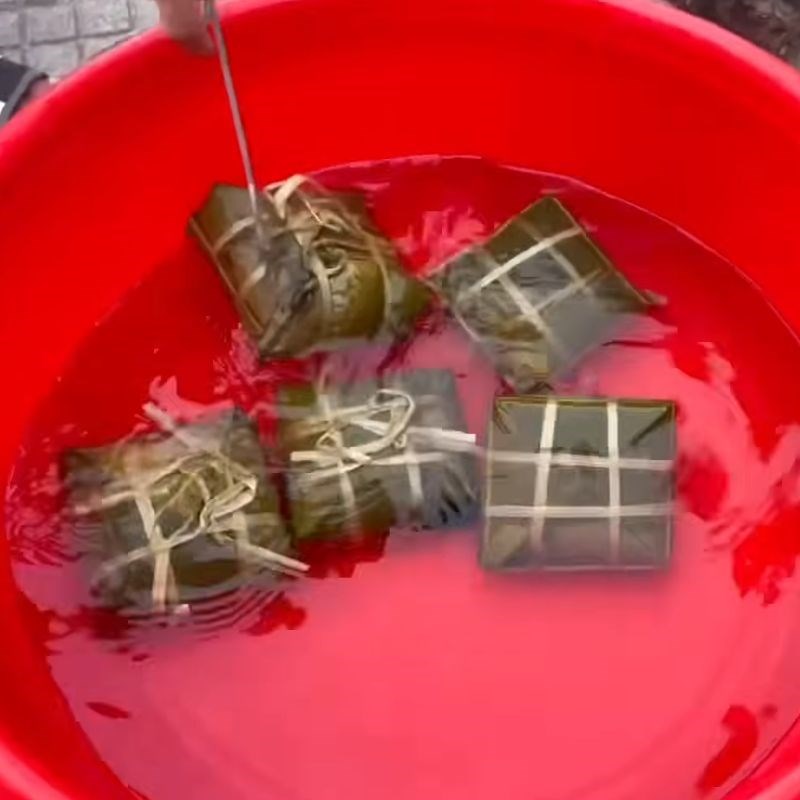 Bước 7 Ép bánh chưng sau khi luộc bánh chưng xanh bằng lá riềng