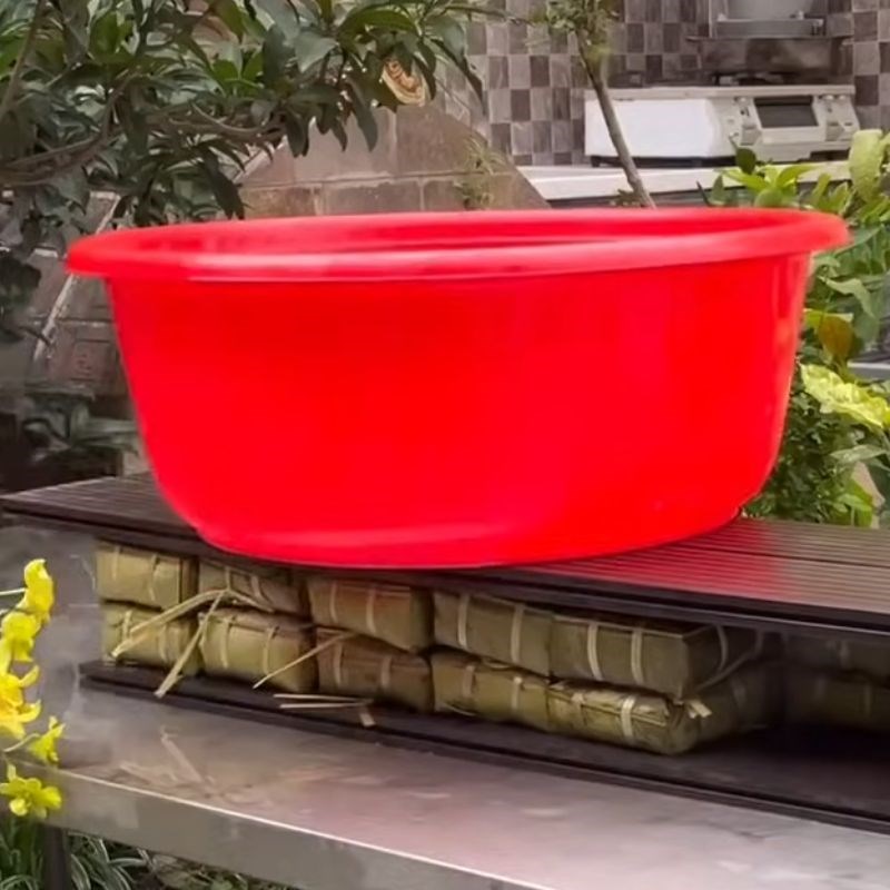 Bước 7 Ép bánh chưng sau khi luộc bánh chưng xanh bằng lá riềng