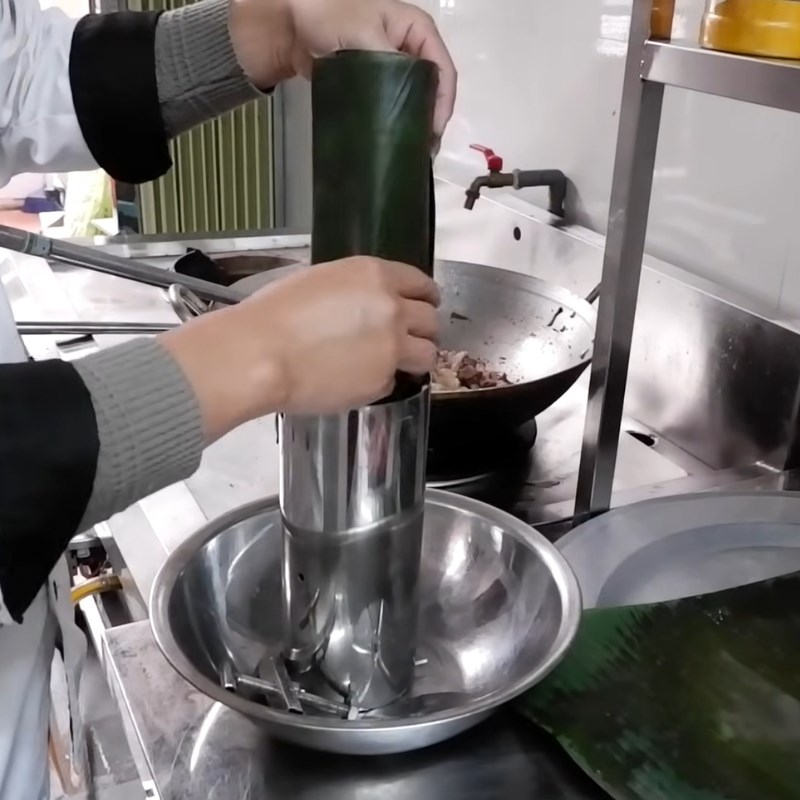 Bước 5 Ép giò thủ tai heo vào khuôn Giò thủ tai heo miền Bắc