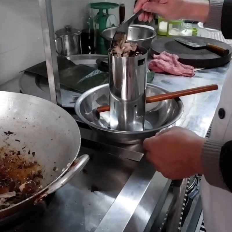 Bước 5 Ép giò thủ tai heo vào khuôn Giò thủ tai heo miền Bắc