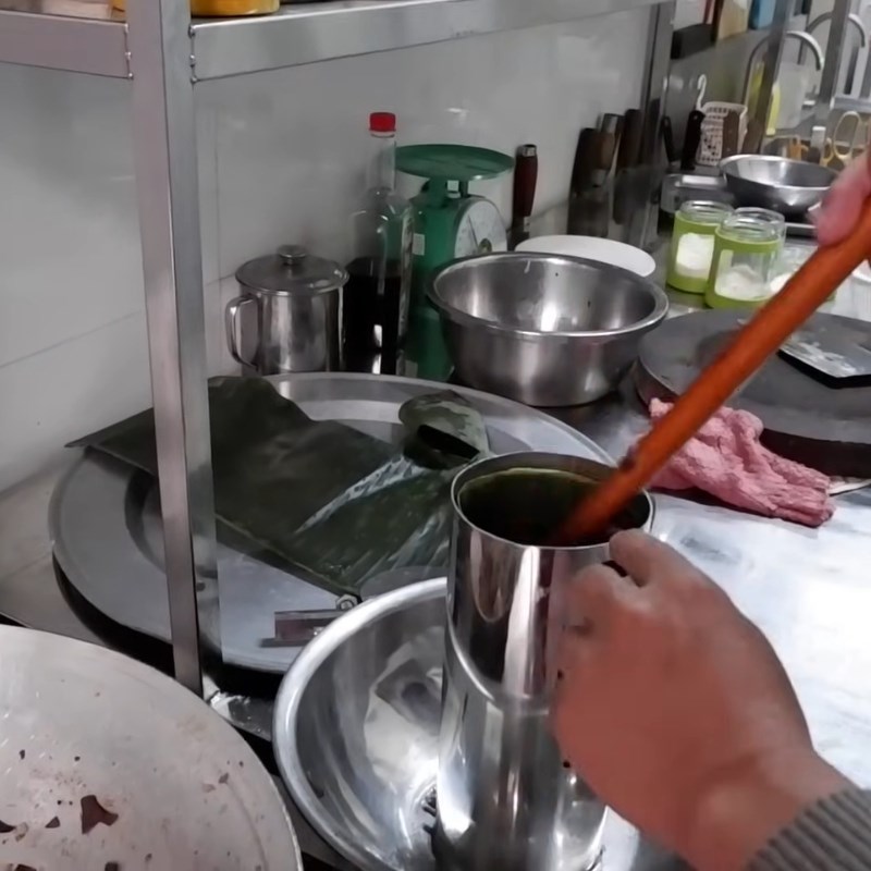 Bước 5 Ép giò thủ tai heo vào khuôn Giò thủ tai heo miền Bắc