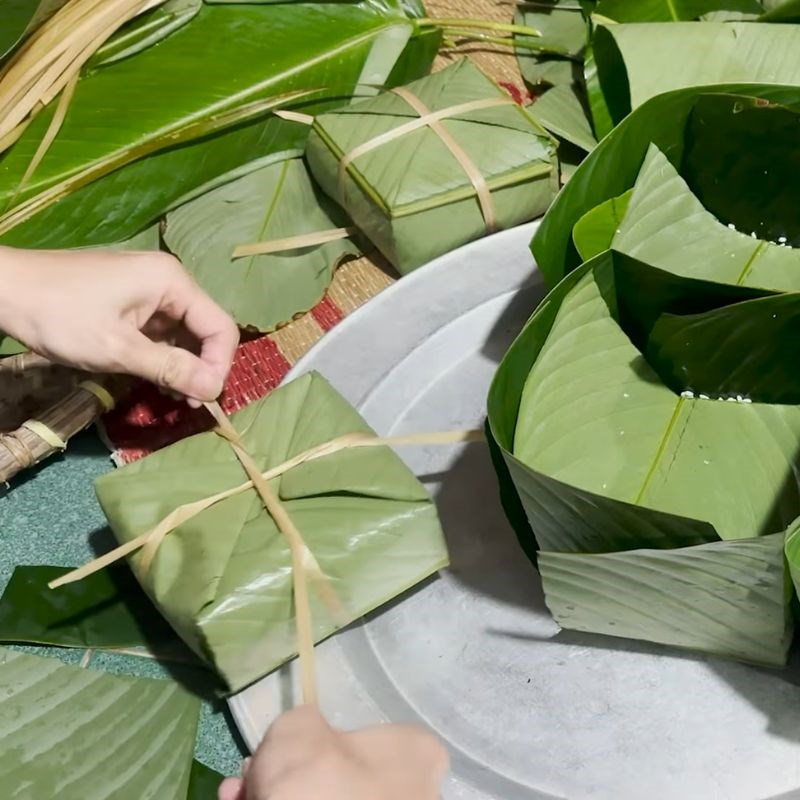 Bước 5 Gói bánh chưng bằng lá dong không cần khuôn cách gói bánh chưng bằng lá dong