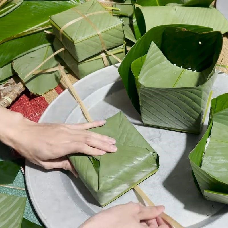 Bước 5 Gói bánh chưng bằng lá dong không cần khuôn cách gói bánh chưng bằng lá dong