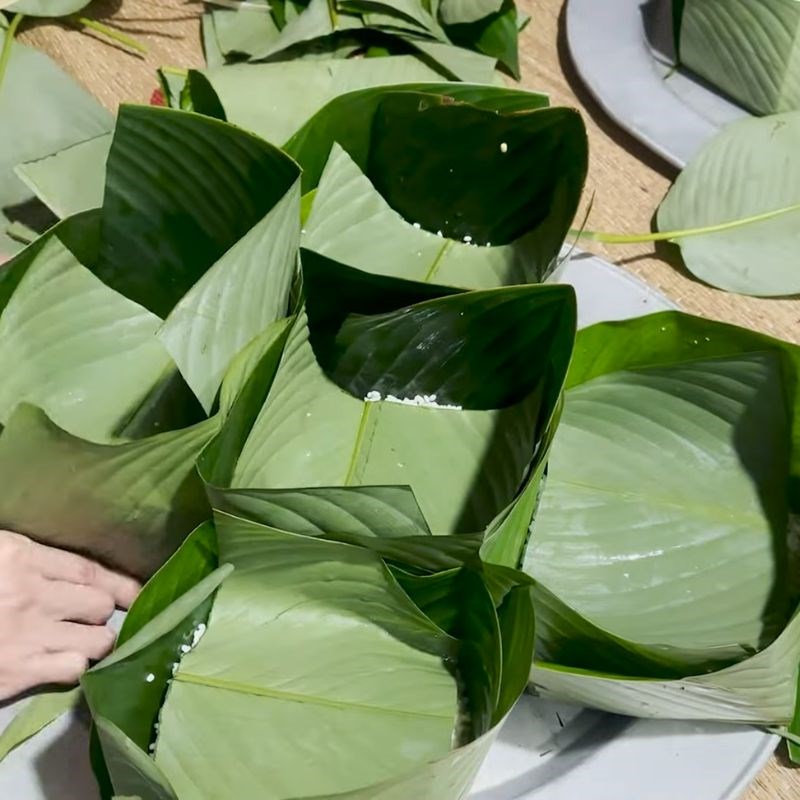 Bước 5 Gói bánh chưng bằng lá dong không cần khuôn cách gói bánh chưng bằng lá dong