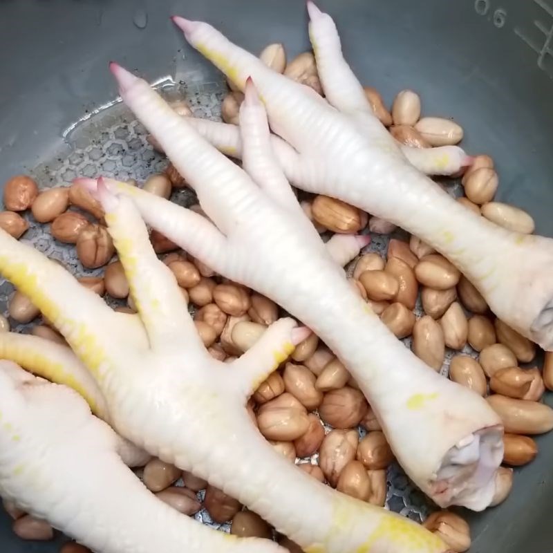 Bước 3 Hầm chân gà đậu phộng bằng nồi cơm điện Chân gà hầm đậu phộng