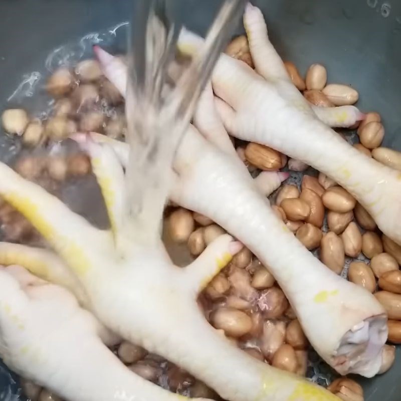 Bước 3 Hầm chân gà đậu phộng bằng nồi cơm điện Chân gà hầm đậu phộng