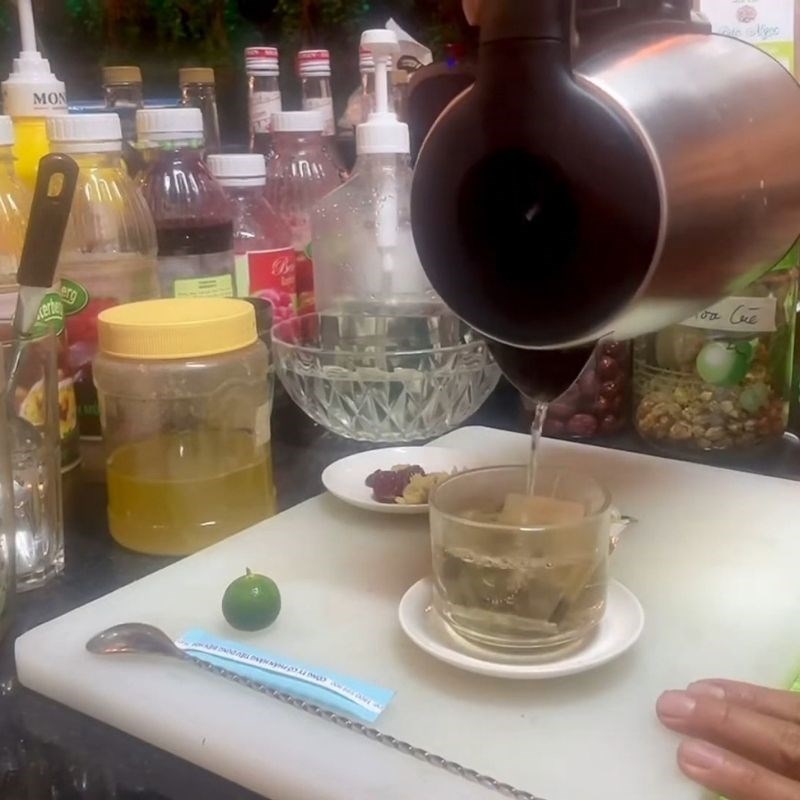 Bước 2 Hãm trà Lipton nóng cùng hoa cúc trà Lipton nóng