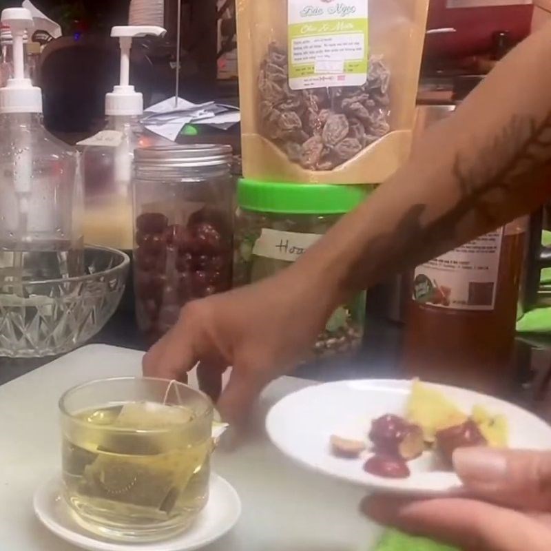 Bước 2 Hãm trà Lipton nóng cùng hoa cúc trà Lipton nóng