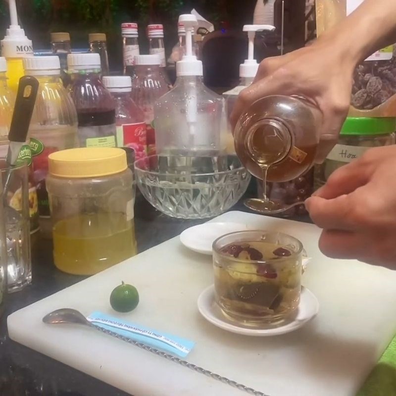 Bước 2 Hãm trà Lipton nóng cùng hoa cúc trà Lipton nóng