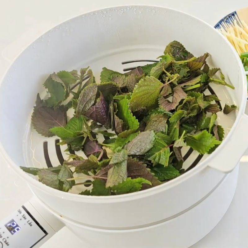 Bước 3 Hấp bắp bò với lá tía tô Bắp bò cuốn bánh tráng