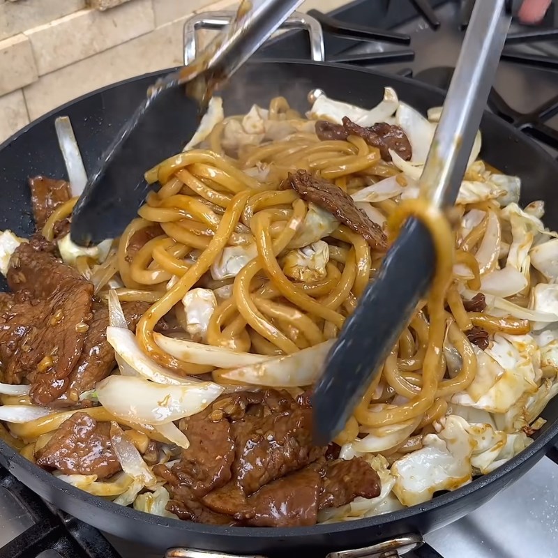 Bước 6 Hoàn thiện món mì udon xào bò Mì udon xào bò