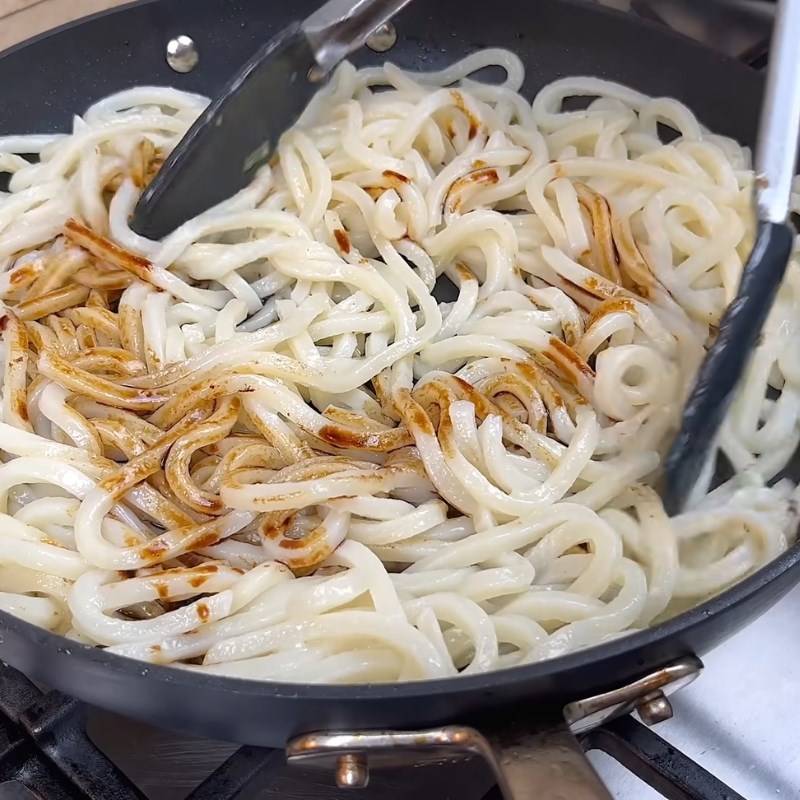 Bước 6 Hoàn thiện món mì udon xào bò Mì udon xào bò