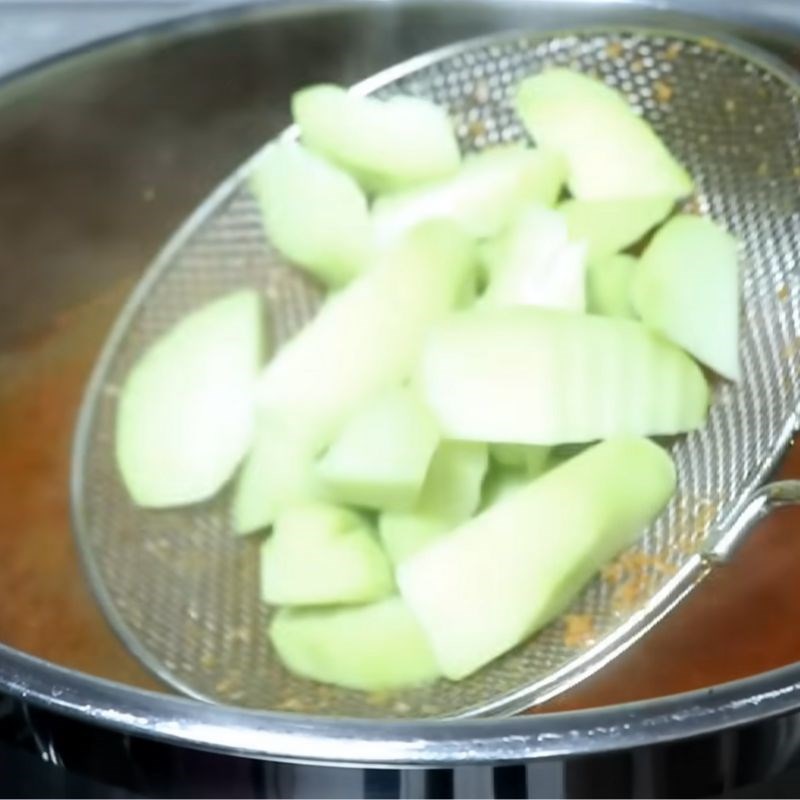 Bước 5 Hoàn thiện nước lèo và trụng bún Bún chay Huế