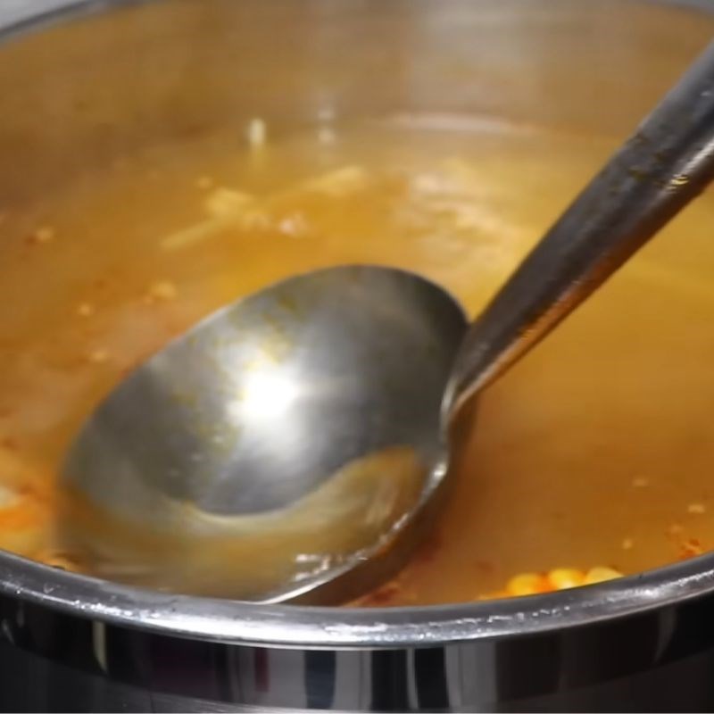 Bước 5 Hoàn thiện nước lèo và trụng bún Bún chay Huế