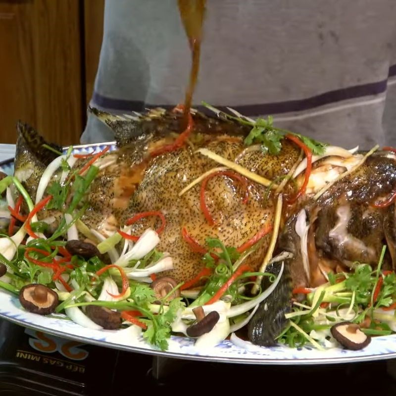 Bước 5 Hoàn thiện và trình bày cá bống mú hấp cá bống mú hấp hồng kông