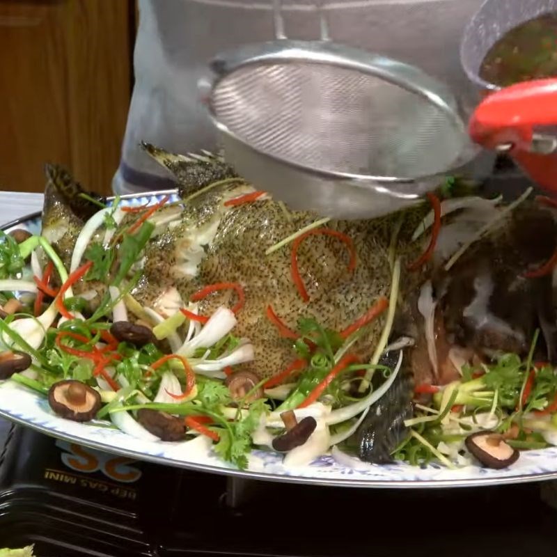 Bước 5 Hoàn thiện và trình bày cá bống mú hấp cá bống mú hấp hồng kông