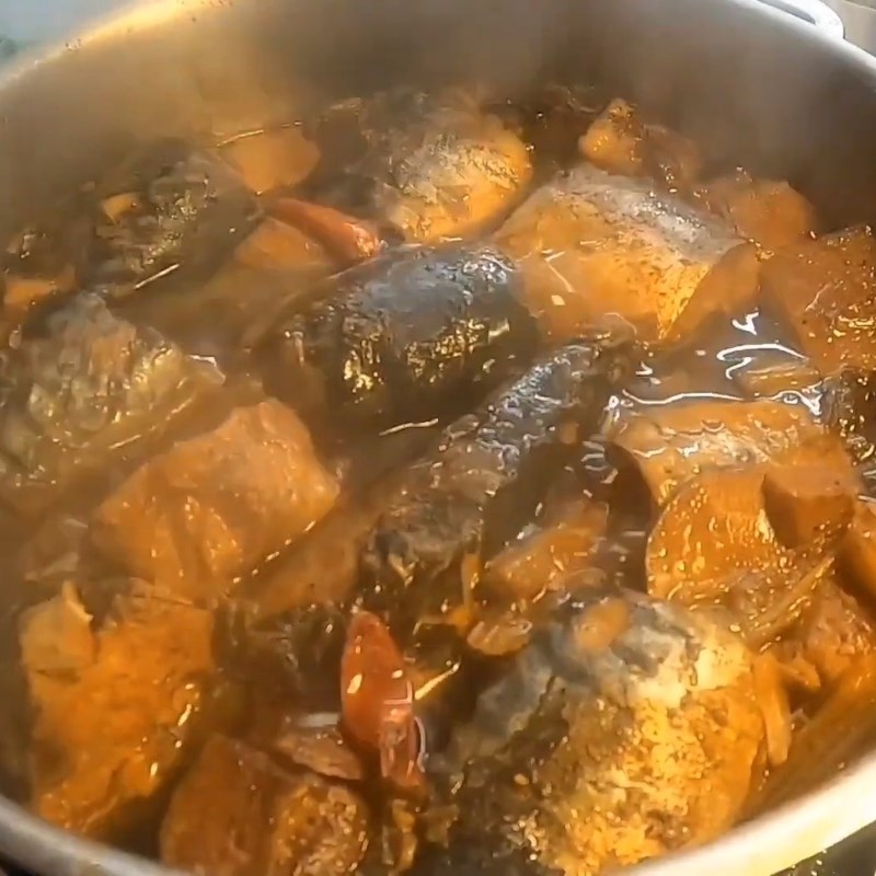 Bước 4 Kho cá lần một Cá nục kho riềng