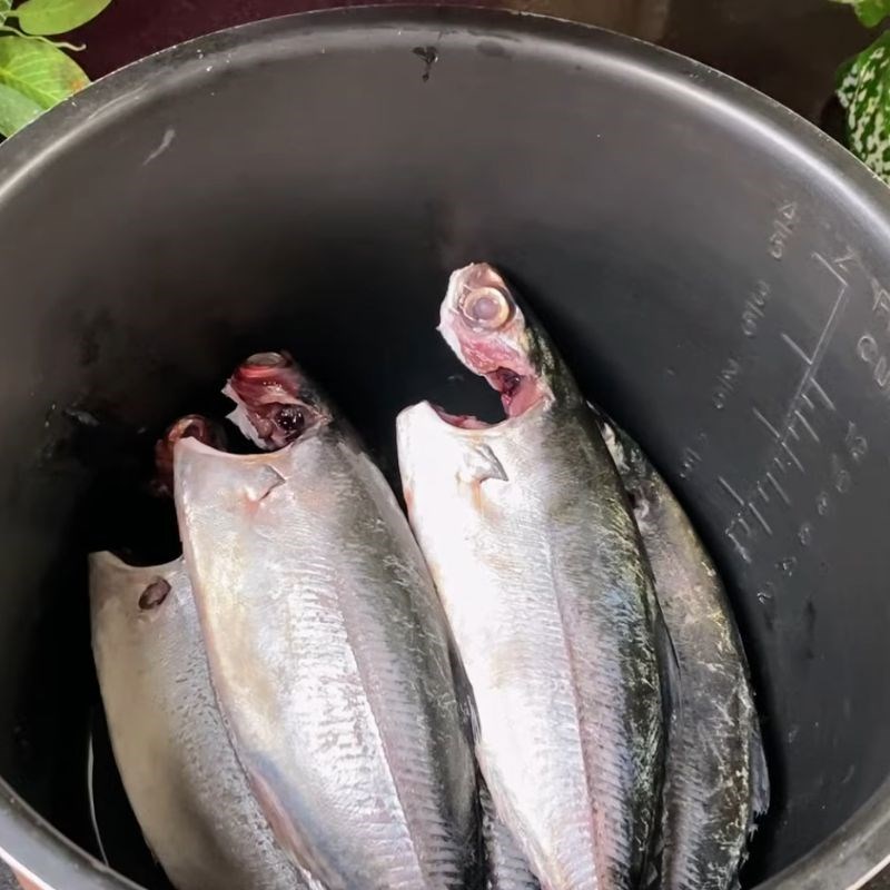 Bước 4 Kho cá mòi rục xương với nồi áp suất cá mòi kho rục xương