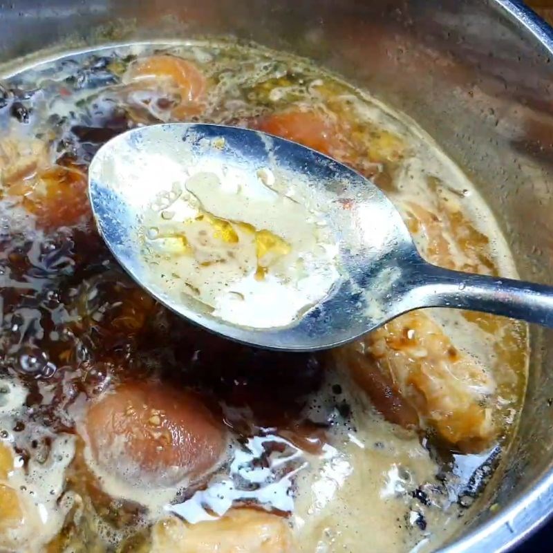 Bước 4 Kho giò heo nước tương lửa nhỏ giò heo kho nước tương